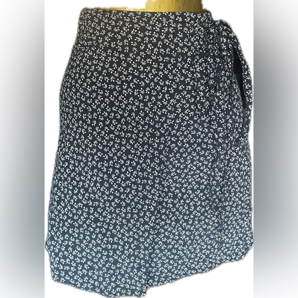 Brandy Melville wrap skirt in dark navy with flower print, made in Italy.